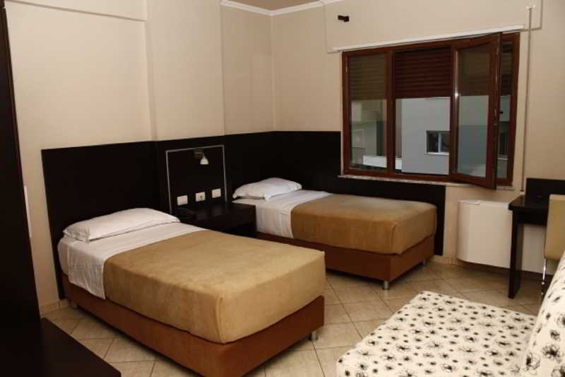 Nais Beach Durres: Room