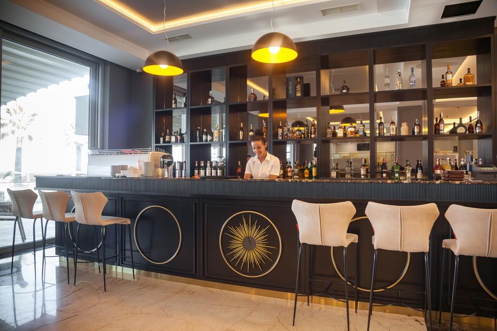 Premium Beach Hotel: Bar