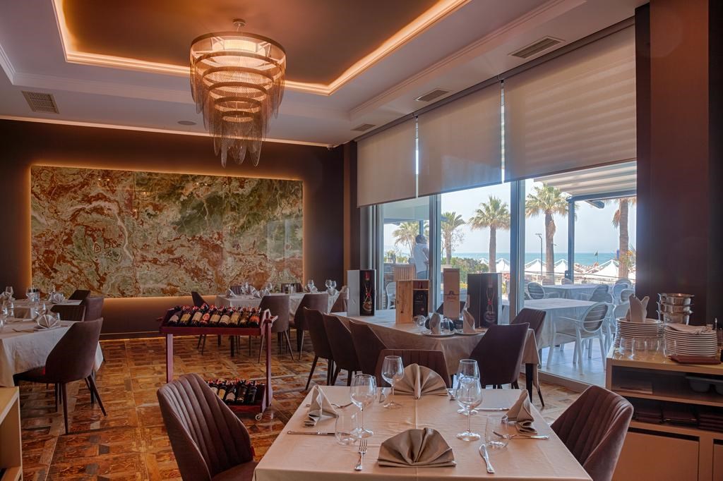 Premium Beach Hotel: Restaurant