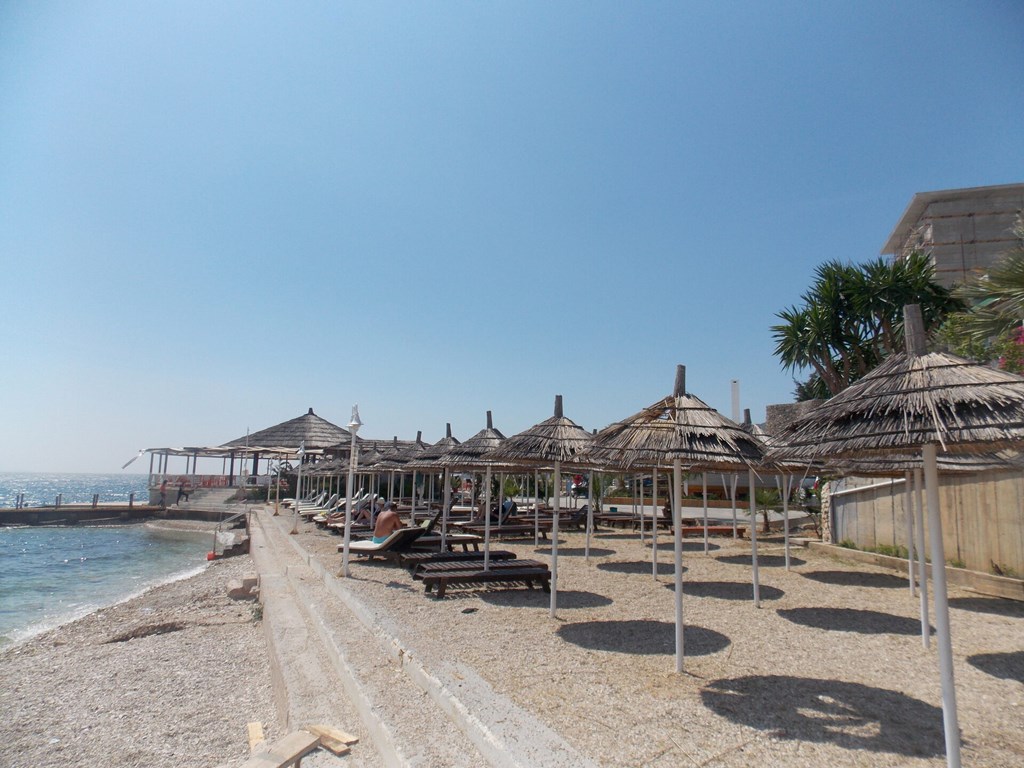 Nertili Hotel: Beach