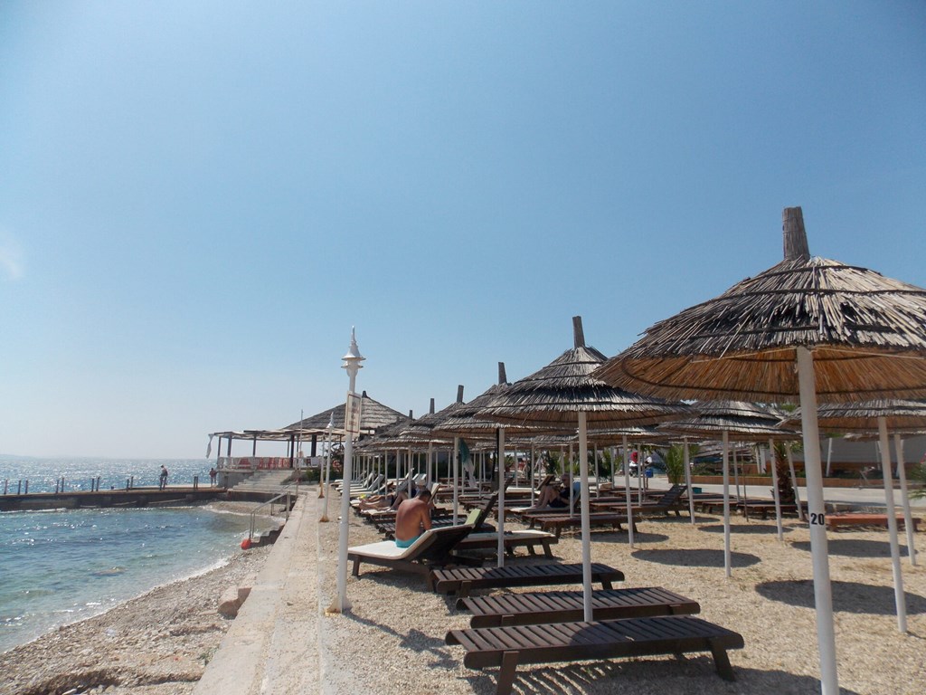 Nertili Hotel: Beach