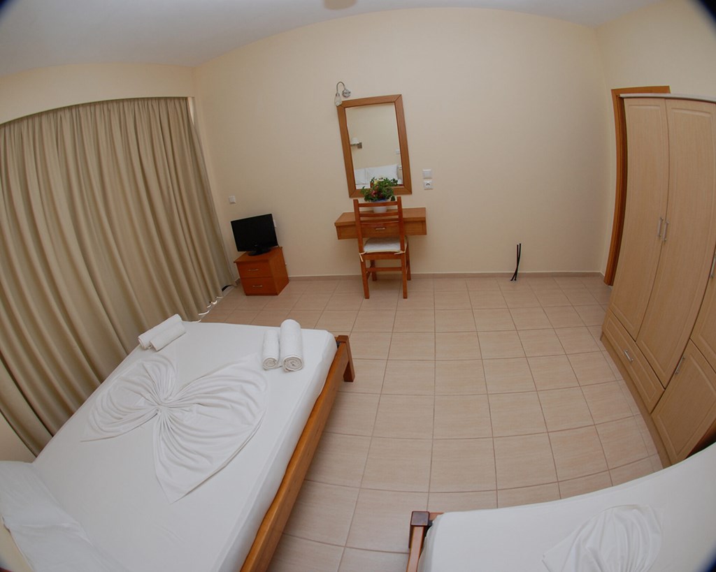 Nikos Hotel And Apartments: Room QUADRUPLE WITH BALCONY