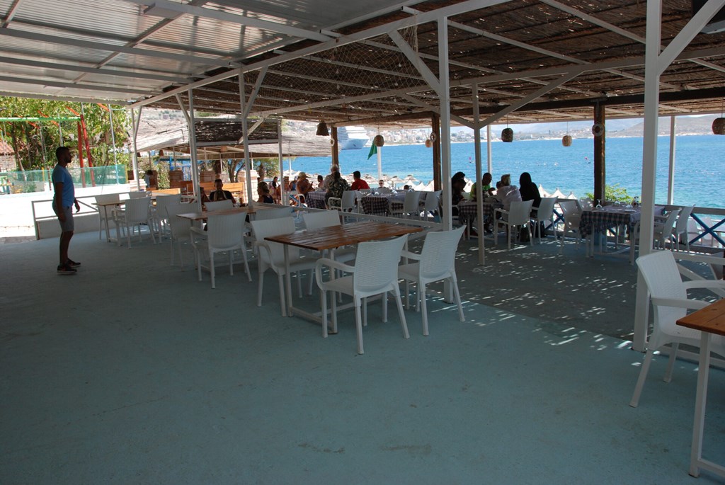 Oceanic Overview Suites: Restaurant