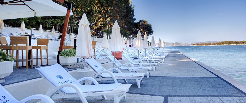 Valamar Koralj Hotel: Beach