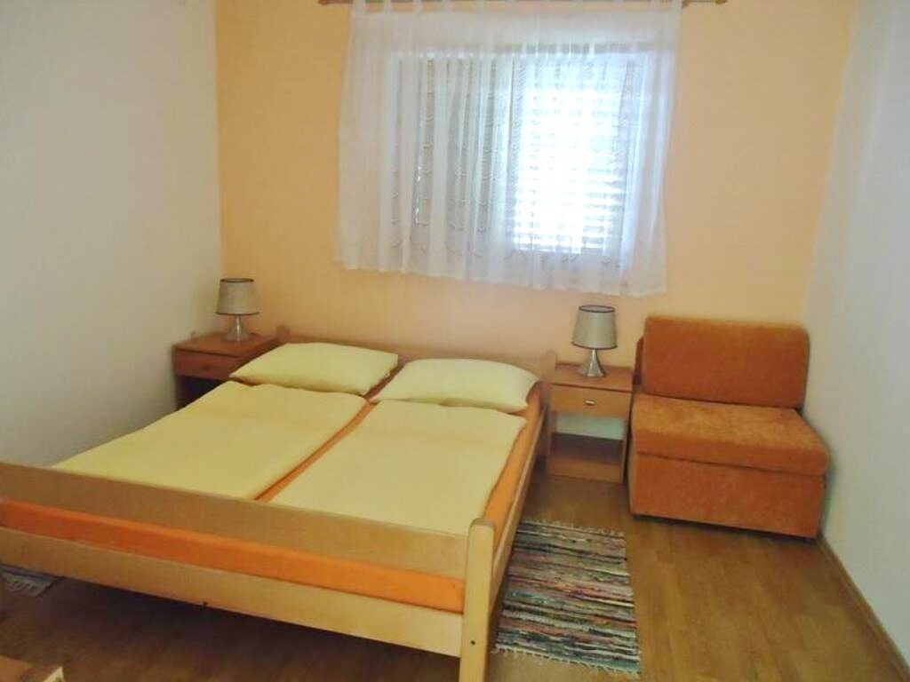 Apartments & rooms Kristic: Room APARTMENT CAPACITY 6