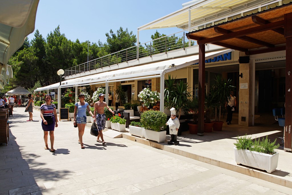 Zlatni Rat Beach Hotel: Restaurant