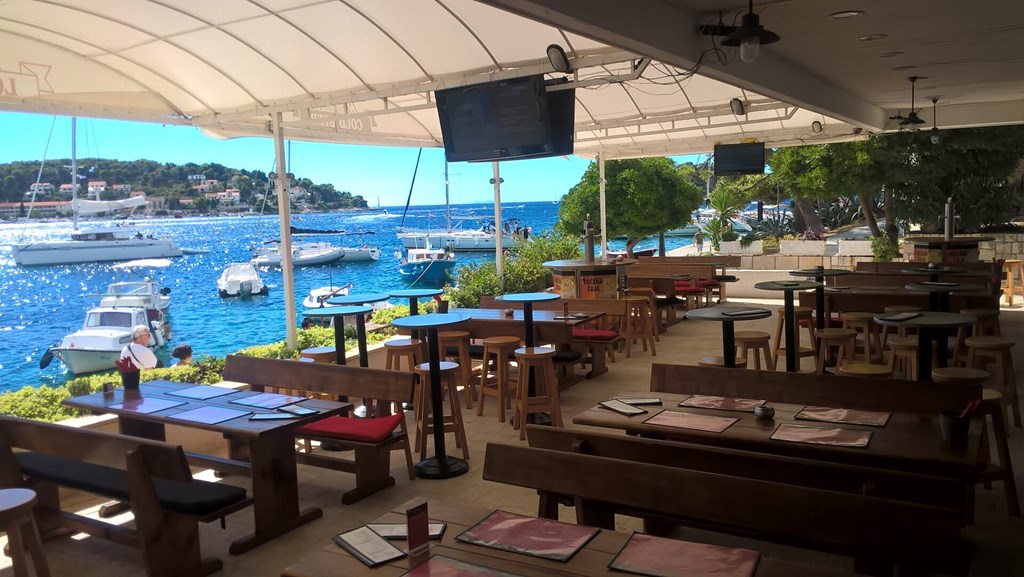 Delfin Hvar: Sports and Entertainment