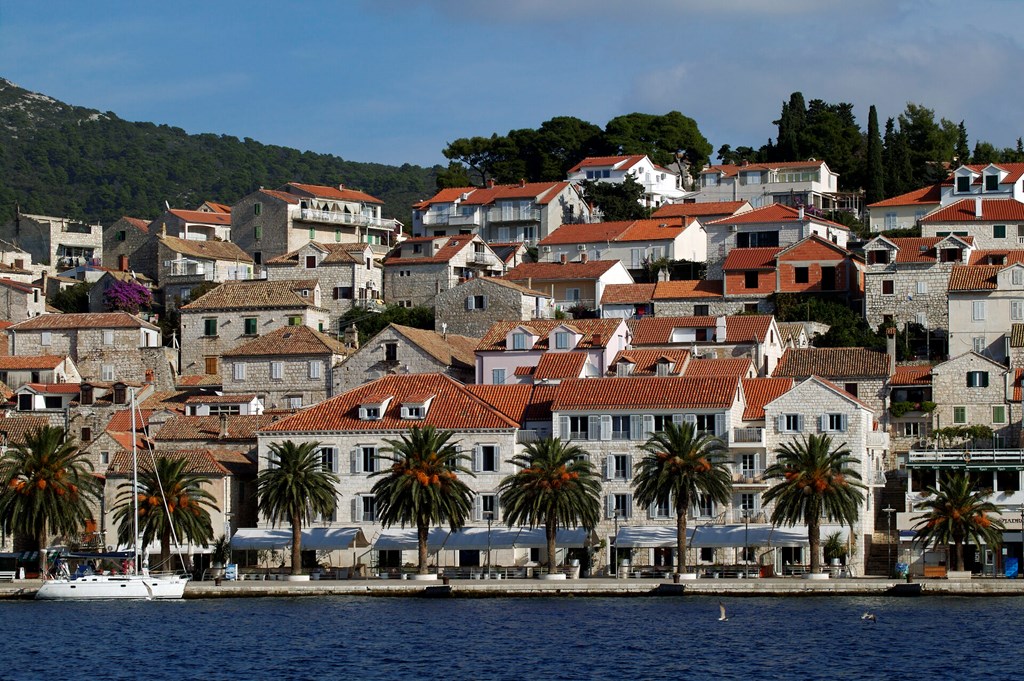 Riva, Hvar yacht harbour Hotel: General view