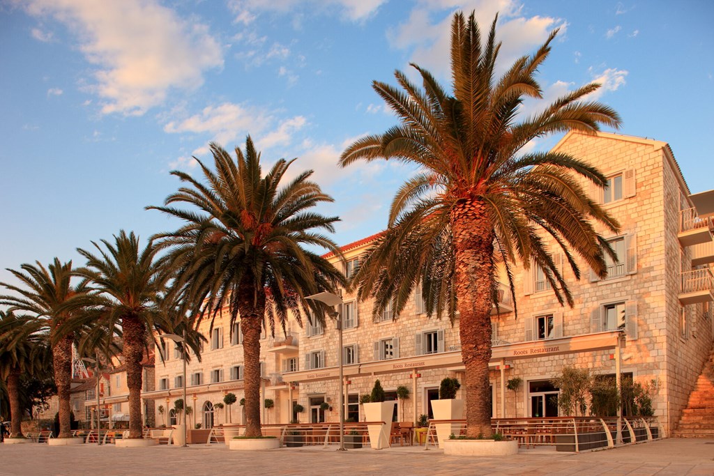 Riva, Hvar yacht harbour Hotel: General view