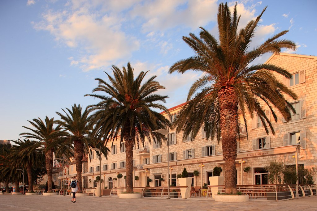 Riva, Hvar yacht harbour Hotel: General view