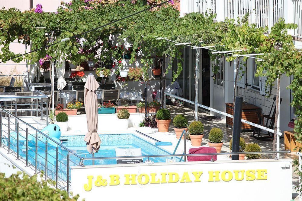 J & B Holiday House: General view