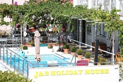 J & B Holiday House: General view - photo 5