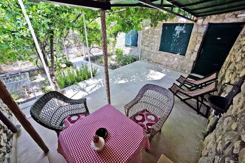 Garden Apartment Hotel: Terrace