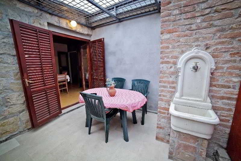 Garden Apartment Hotel: Terrace