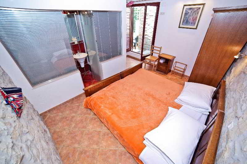 Garden Apartment Hotel: Room