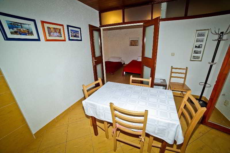 Garden Apartment Hotel: Room