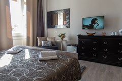 Metropole Luxury Rooms: Room - photo 25