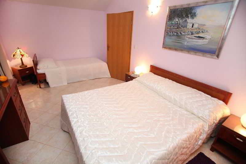 Villa Rustica Dalmatia Depadance: Room APARTMENT CAPACITY 4 TWO BEDROOMS