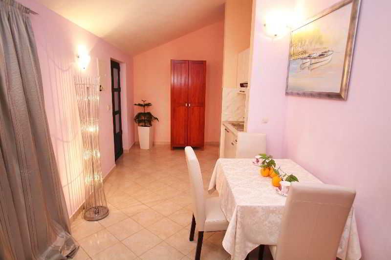 Villa Rustica Dalmatia Depadance: Room APARTMENT CAPACITY 4 TWO BEDROOMS