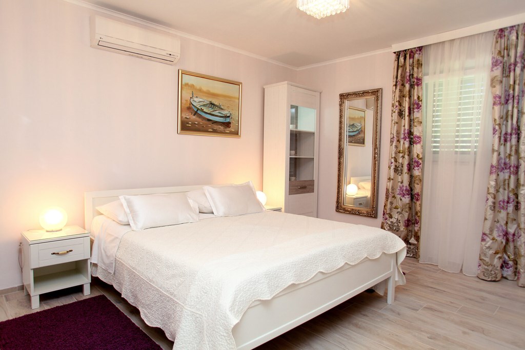 Villa Rustica Dalmatia Depadance: Room APARTMENT CAPACITY 4 TWO BEDROOMS