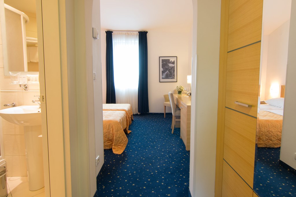 Blue Star: Room Double or Twin STANDARD