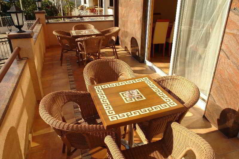 Garni Hotel Fineso: Terrace