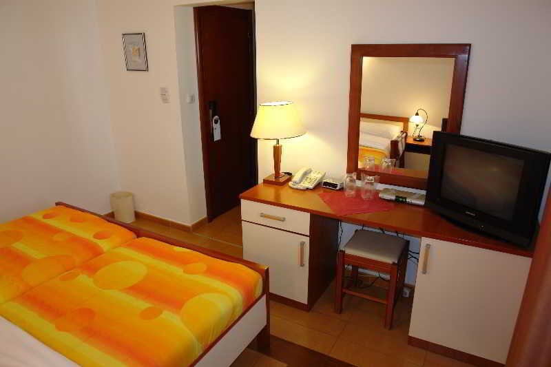 Garni Hotel Fineso: Room