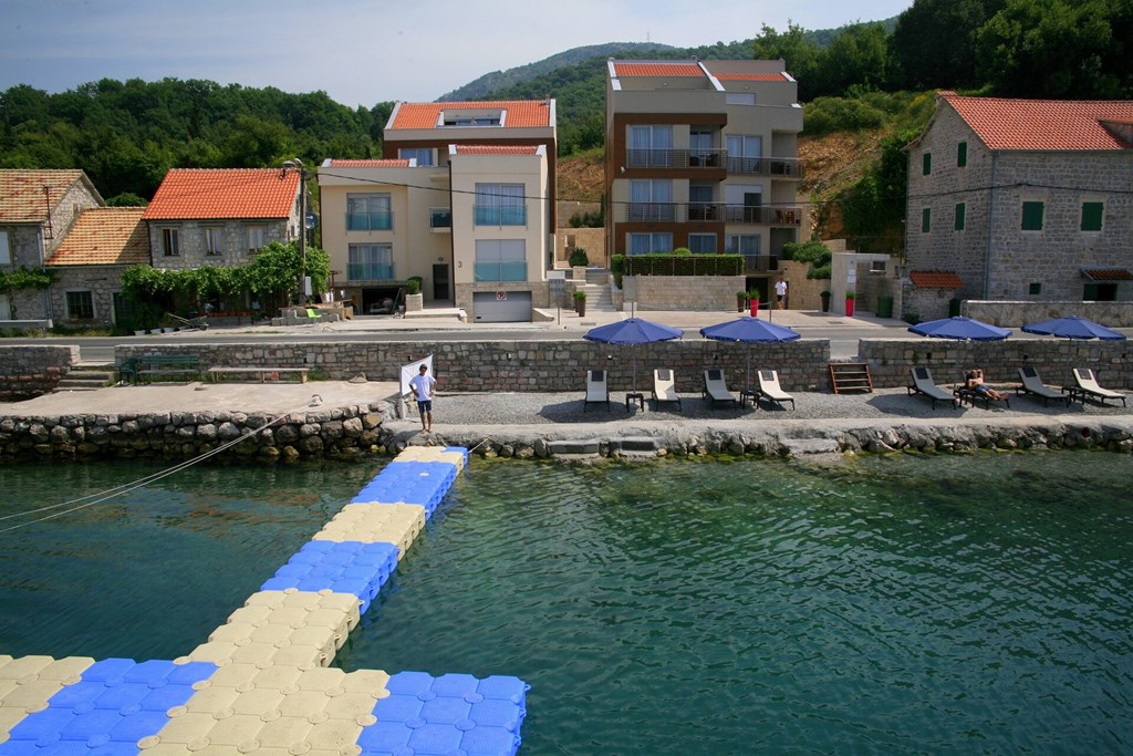 Jelena Villa & Apartments: Beach