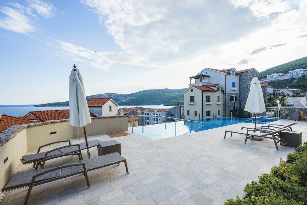 Lustica Bay Apartments: Pool