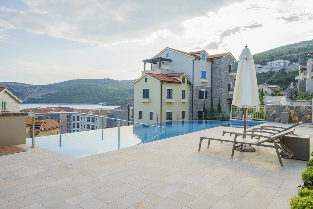 Lustica Bay Apartments: Pool