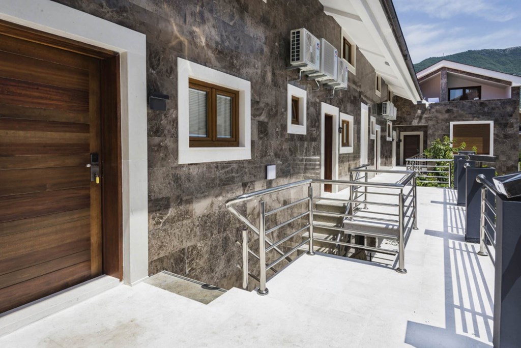 WAIKIKI APARTMENTS: Lobby