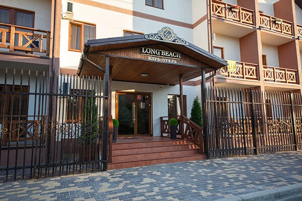 Long Beach Klubny`j otel`: Фасад