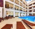 Azariya Hotel: Территория