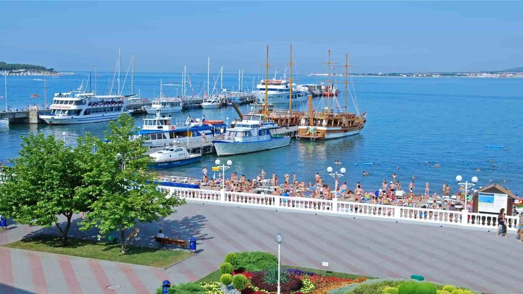 Lermont (Gelendzhik) Hotel: Набережная