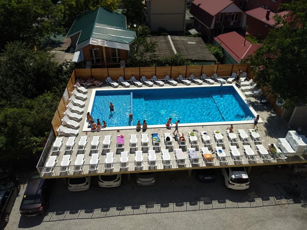 Prometej (Gelendzhik) Hotel: Бассейн и парковка