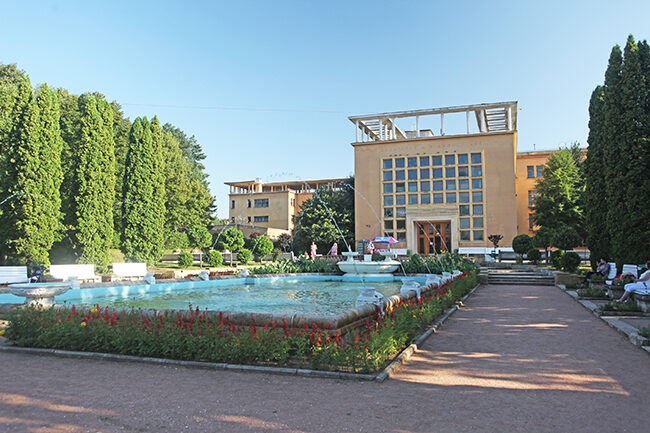 Sanatorium im. Ordzhonikidze: территория бассейн с фонтаном