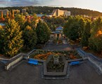 Dzhinal Sanatorium: Выход в парк