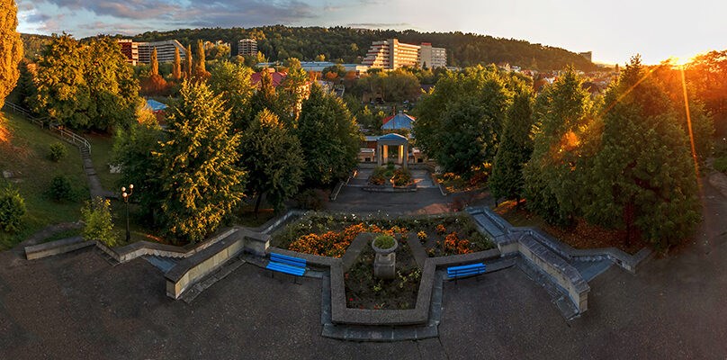 Dzhinal Sanatorium: Выход в парк