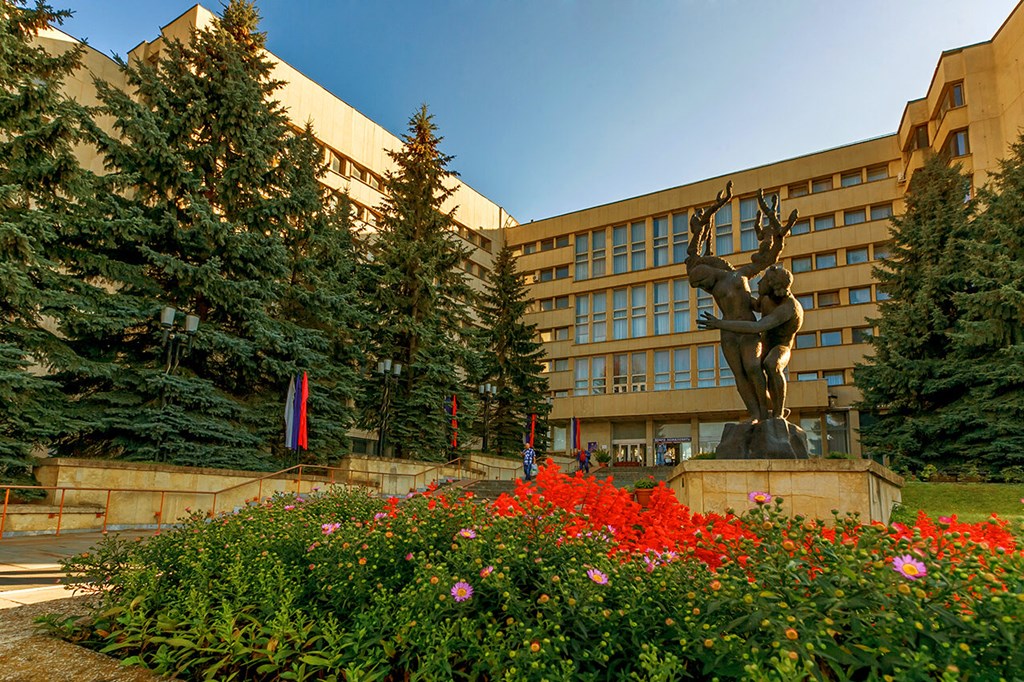 Dzhinal Sanatorium: Главный вход