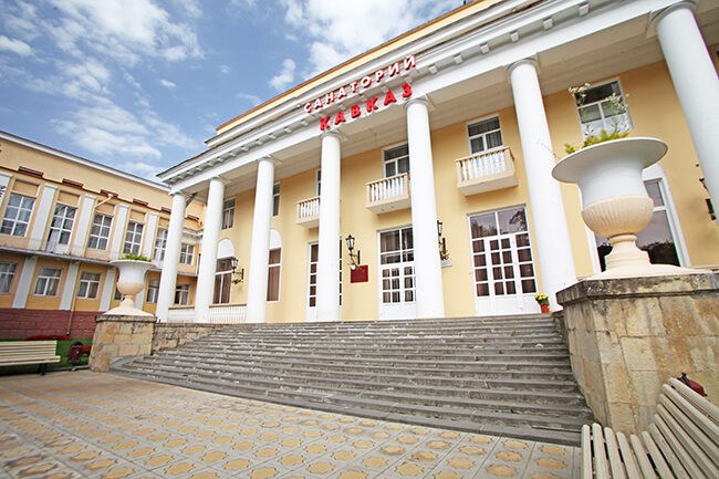 Kavkaz Sanatorium: Центральный вход