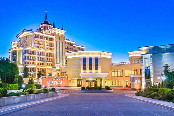 MISTRAL HOTEL & SPA Otel`: Территория