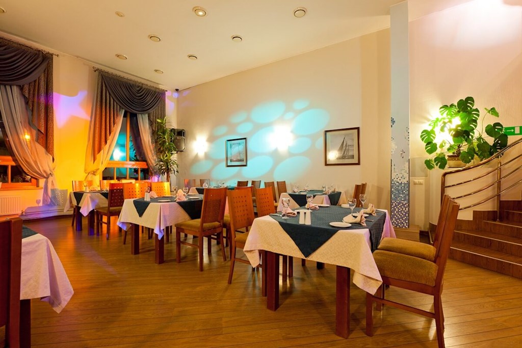 40-meridian Yaxt-klub Zagorodny`j otel`: Ресторан