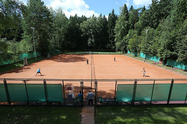 Barvixa Sanatorij: Теннисный корт