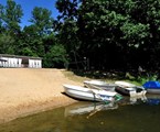 Vozdvizhenskoe Park-otel`: Песчаный пляж у воды