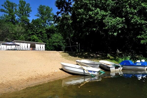 Vozdvizhenskoe Park-otel`: Песчаный пляж у воды