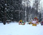 Vozdvizhenskoe Park-otel`: Зимой на детской площадке