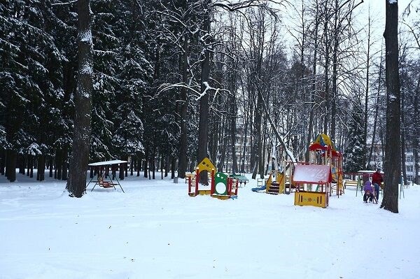 Vozdvizhenskoe Park-otel`: Зимой на детской площадке