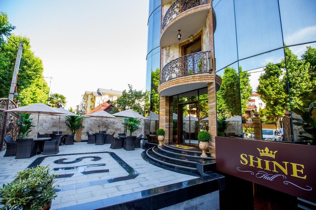 Shine House Otel`: Территория