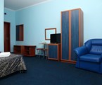 Rus` otel` ( Veseloe) Otel`: Стандартный 3-местный с балконом (1 двуспальная кровать+ 1 полуторка) Стандартный 3-местный с балконом