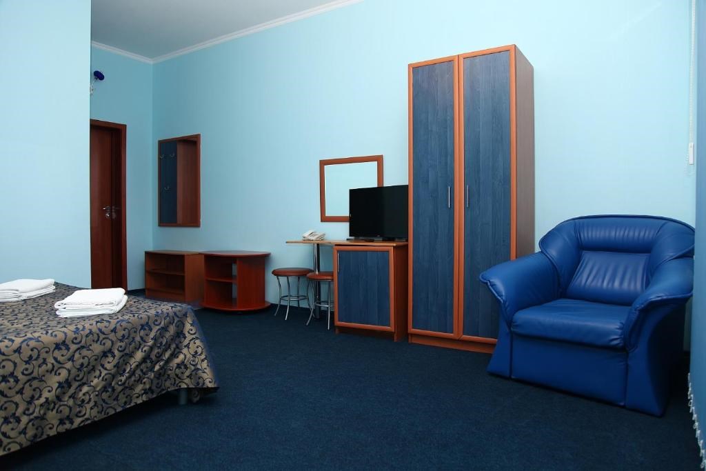 Rus` otel` ( Veseloe) Otel`: Стандартный 3-местный с балконом (1 двуспальная кровать+ 1 полуторка) Стандартный 3-местный с балконом